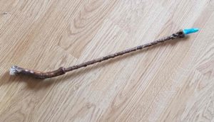 Ein Zauberstab für Halloween: Märchenhaftes Bastelprojekt Grundierung fertig