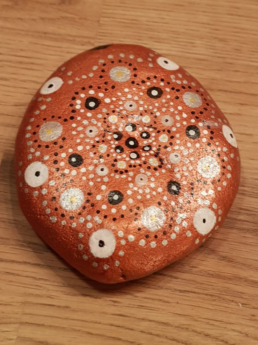 Steine bemalen - meditative Kreativität. Etwas für Dich? | Pouringpaws