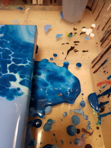Selbst die übergeflossene Farbe reagiert. Cool!